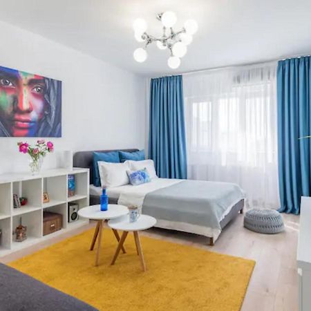 Cosy & Chic Studio Close By Victoria Square Bukares Bagian luar foto