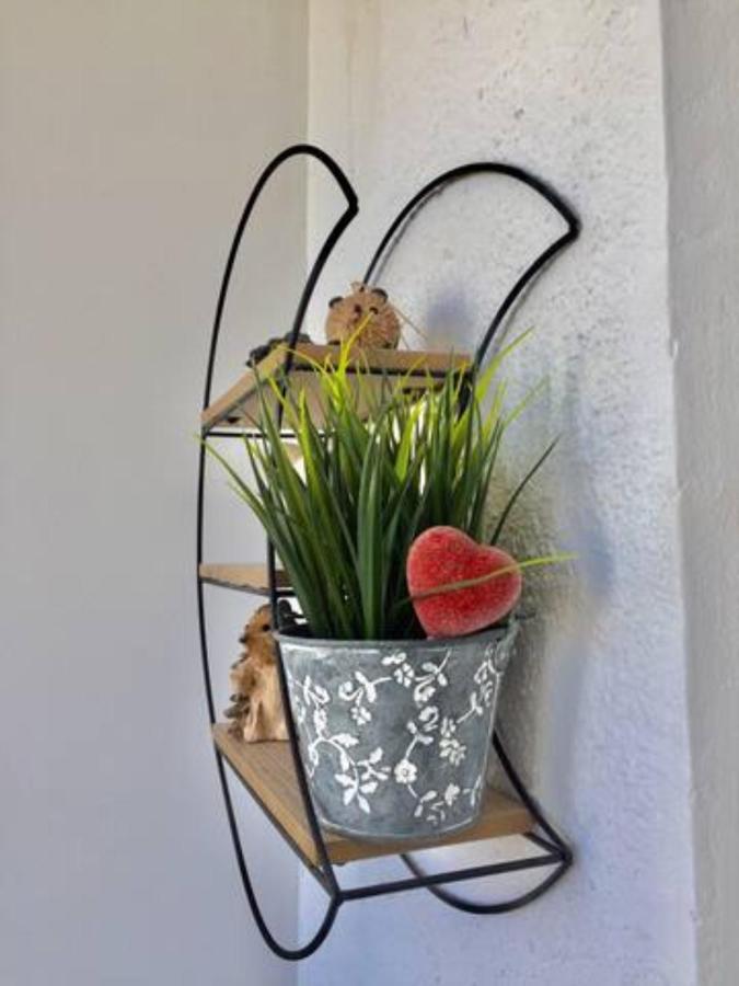 Cosy & Chic Studio Close By Victoria Square Bukares Bagian luar foto