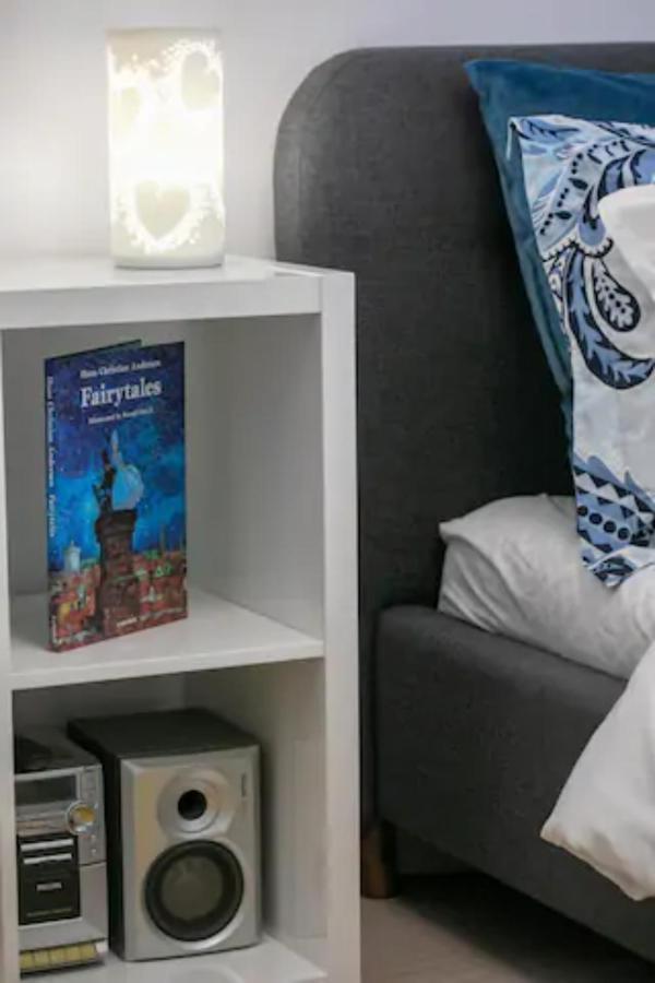 Cosy & Chic Studio Close By Victoria Square Bukares Bagian luar foto