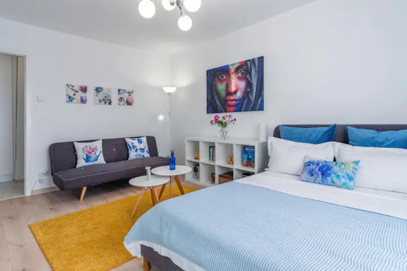 Cosy & Chic Studio Close By Victoria Square Bukares Bagian luar foto