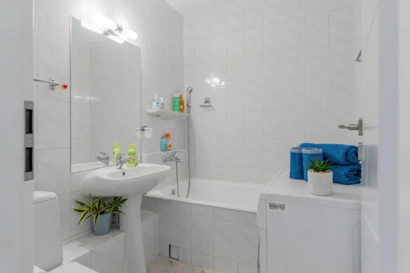 Cosy & Chic Studio Close By Victoria Square Bukares Bagian luar foto