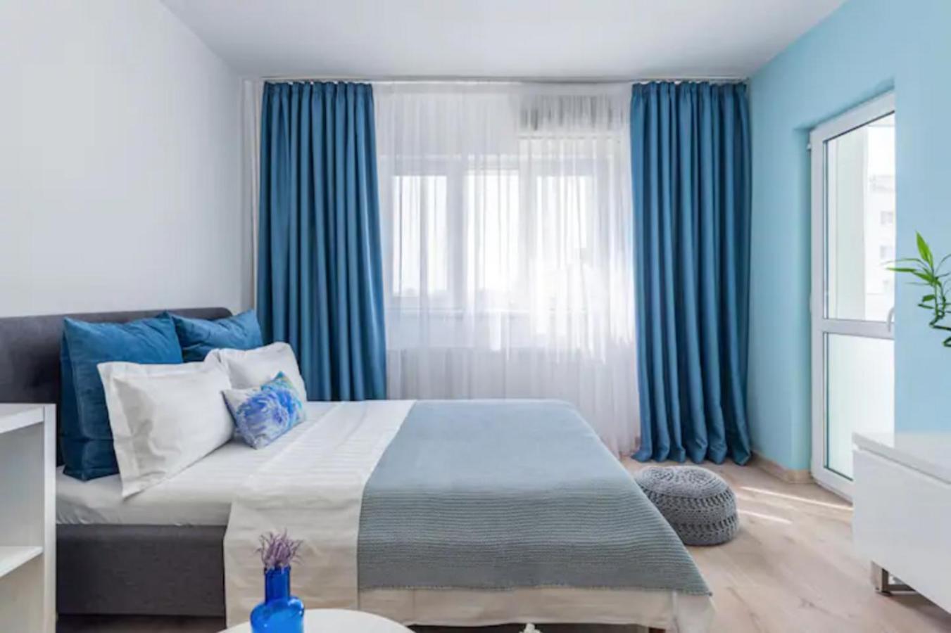 Cosy & Chic Studio Close By Victoria Square Bukares Bagian luar foto