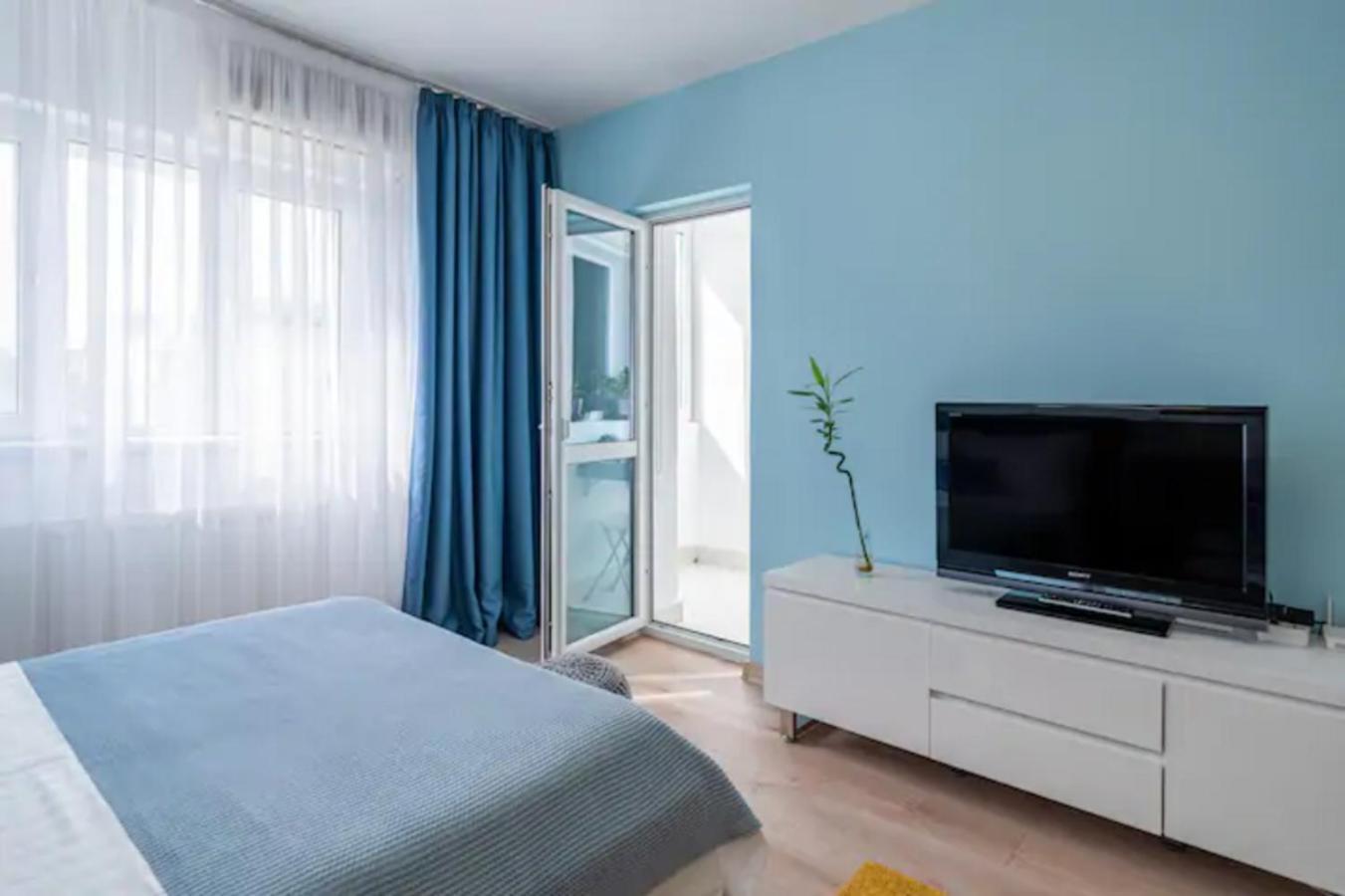 Cosy & Chic Studio Close By Victoria Square Bukares Bagian luar foto
