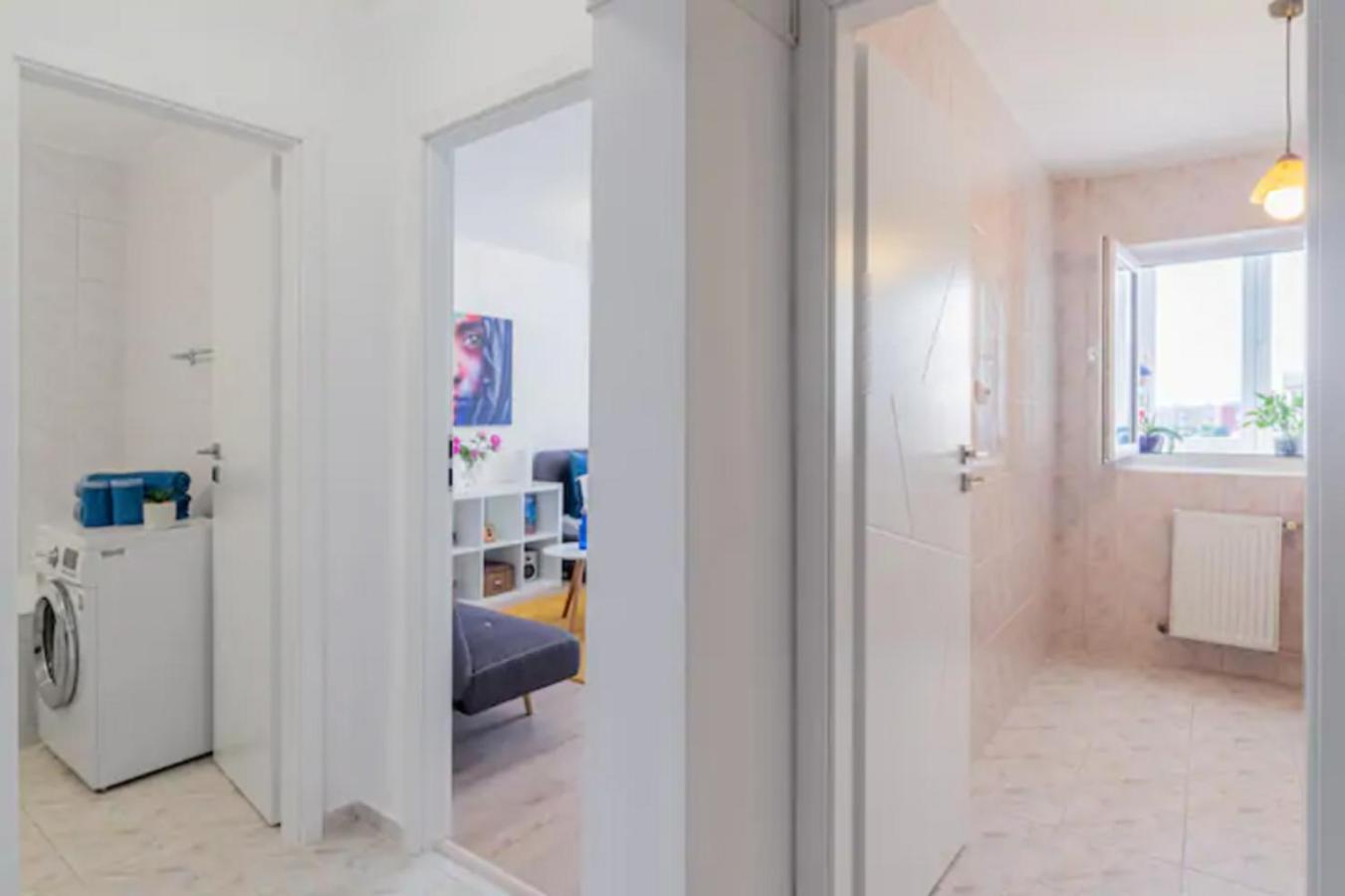 Cosy & Chic Studio Close By Victoria Square Bukares Bagian luar foto