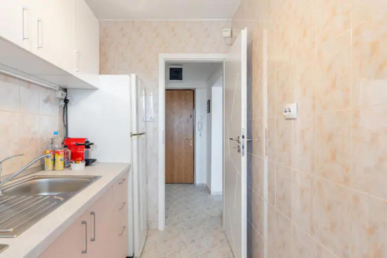 Cosy & Chic Studio Close By Victoria Square Bukares Bagian luar foto